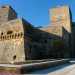 Il castello si presenta nella sua forma trapezoidale, le tre torri e laffaccio settentrionale verso il mare, che lo lambiva fino al secolo scorso